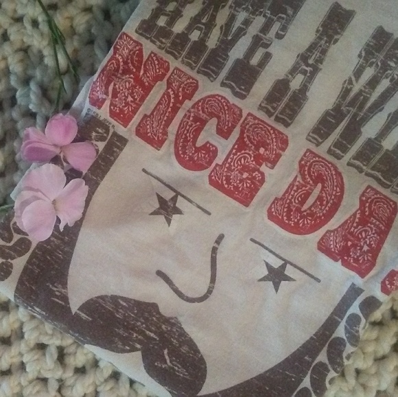 Hanes Tops - WILLIE NELSON T-SHIRT!